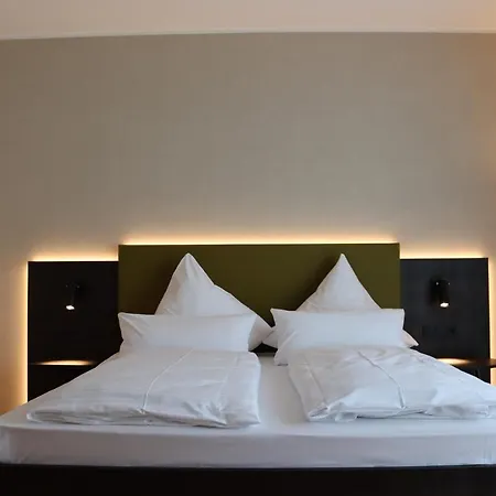 Einstein Am Roemerpark * Andernach